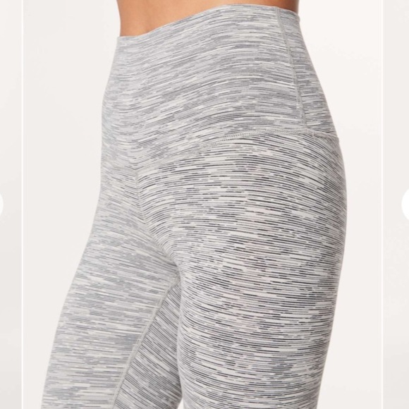 Lululemon Wunder Under Crop II *Scallop 23" Special Ed. Grey Silver Mesh Space 4 - Picture 5 of 15